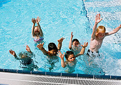 Gruppe von Kindern im Außenbecken Gruppe von Kindern im Außenbecken