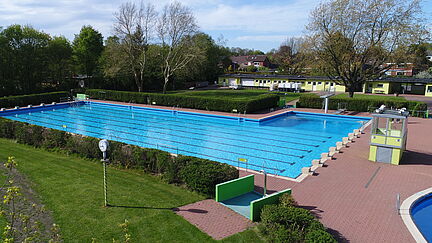 Trimmbecken_Sprungturm Trimmbecken mit Sprungturm von oben
