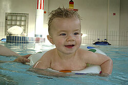 Babyschwimmen Vincent Baby im Schwimmring