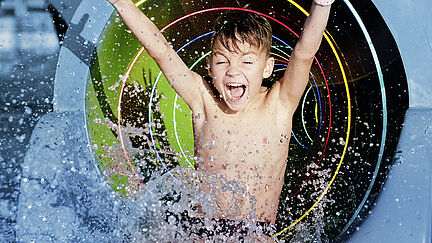 Black-Hole-Riesenrutsche Junge in der Black-Hole-Riesenrutsche