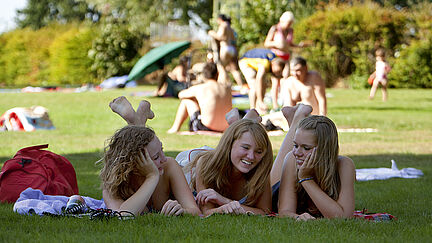 Liegewiese Mädchen auf der Liegewiese