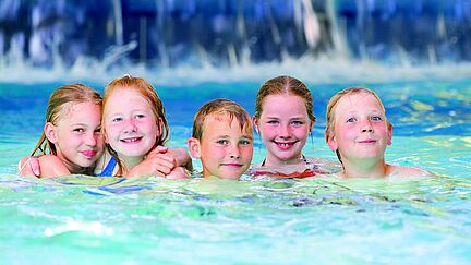 Wasserfall Gruppe von Kindern unterm Wasserfall