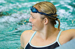 Sportschwimmerin am Beckenrand Sportschwimmerin am Beckenrand