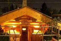 beleuchtete Maa-Sauna bei Nacht beleuchtete Maa-Sauna bei Nacht