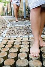 Sinnespfad mit verschiedenen Untergründen Sinnespfad mit verschiedenen Untergründen