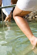 Zwei Frauen beim Wassertreten im Kneipp-Becken Zwei Frauen beim Wassertreten im Kneipp-Becken