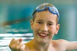Junge mit Schwimmbrille im Wasser Junge mit Schwimmbrille im Wasser