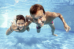 Jungs unter Wasser Jungs unter Wasser