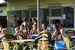 Menschen auf der Terrasse des Kiosk