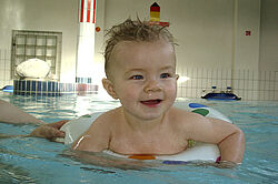 Babyschwimmen Vincent Baby im Schwimmring