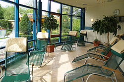 Fensterfront im Ruheraum mit Liegen und Decken Fensterfront im Ruheraum mit Liegen und Decken