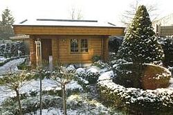 Saunagarten im Winter mit Schnee Saunagarten im Winter mit Schnee